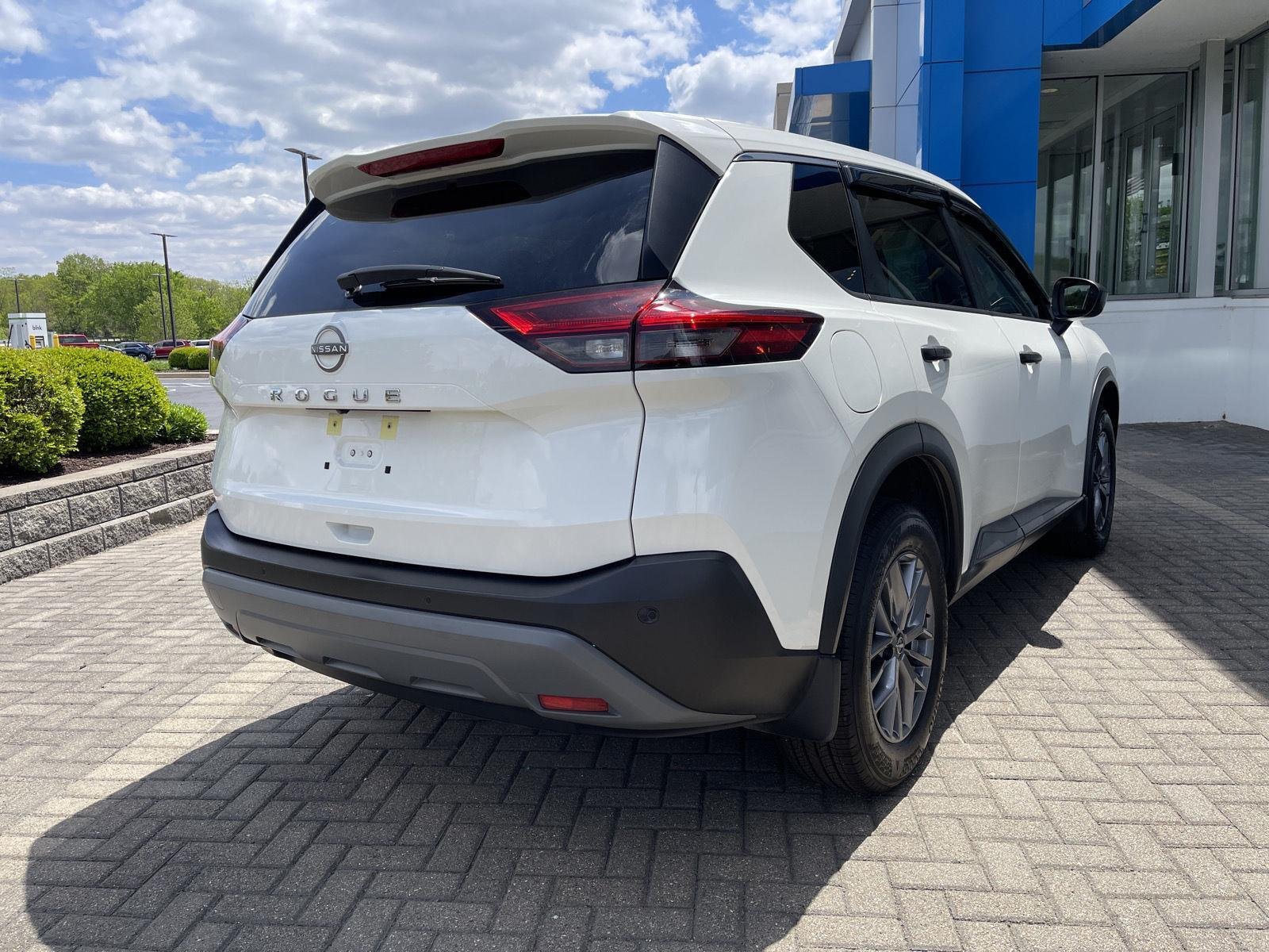 Used 2023 Glacier White Nissan S image 5