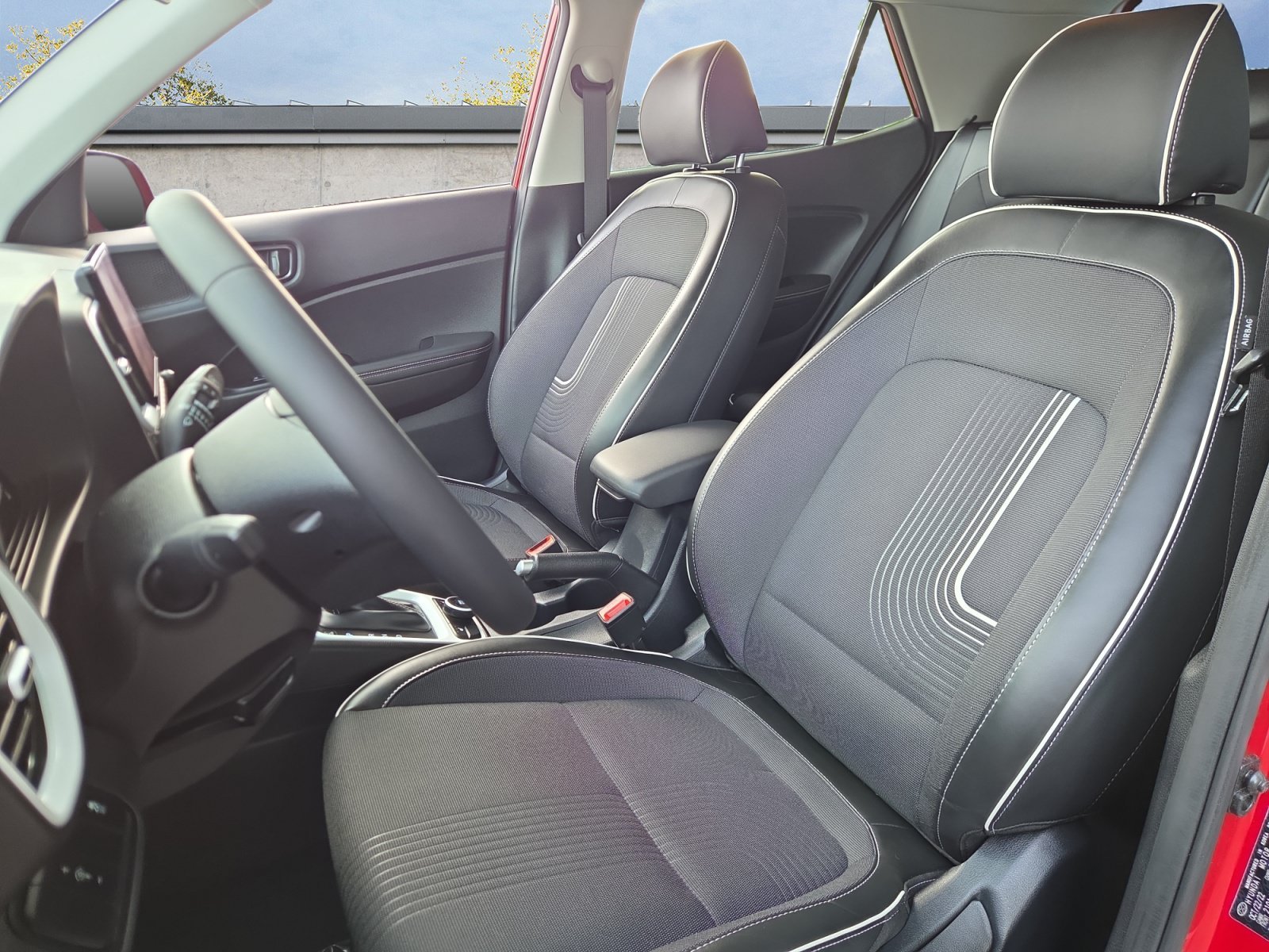 2023 Hyundai Venue Limited - Photo 9