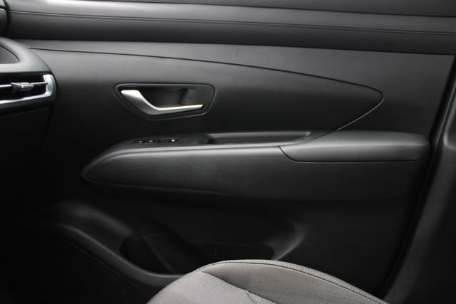 Used 2025 White Pearl Hyundai SE image 15