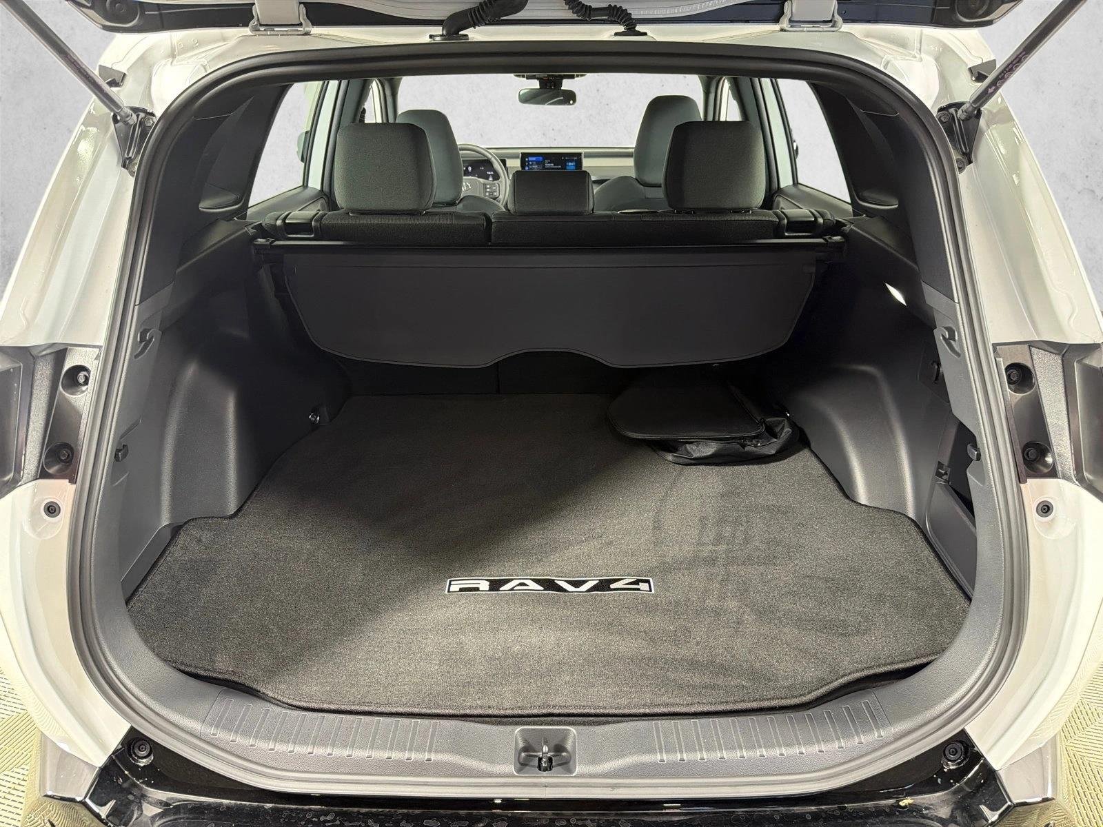 Used 2026 Ice Cap Toyota SE image 18