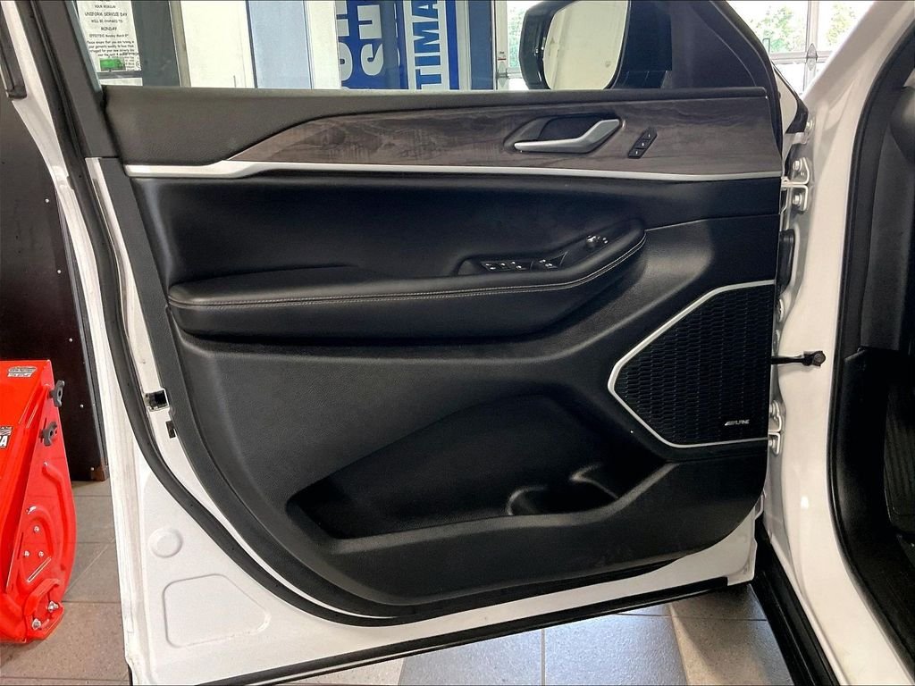 Used 2024 White Jeep 4xe image 9