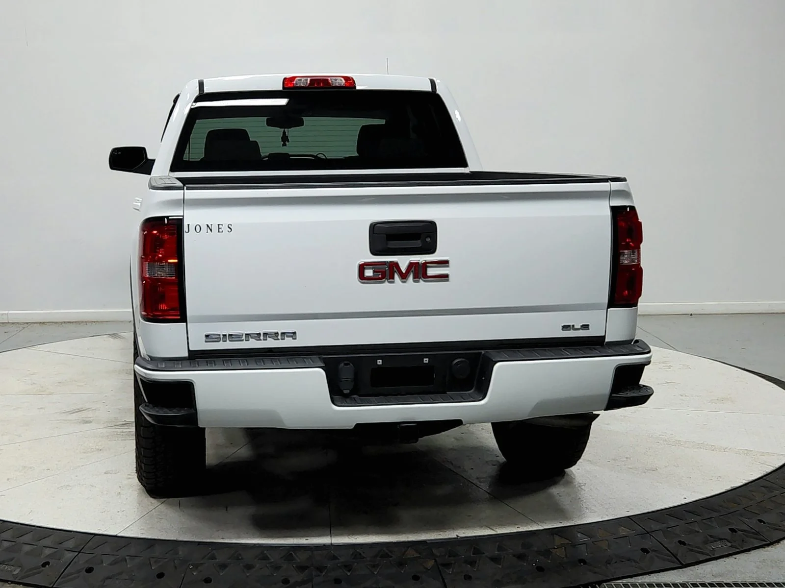 Used 2017 White GMC SLE image 7