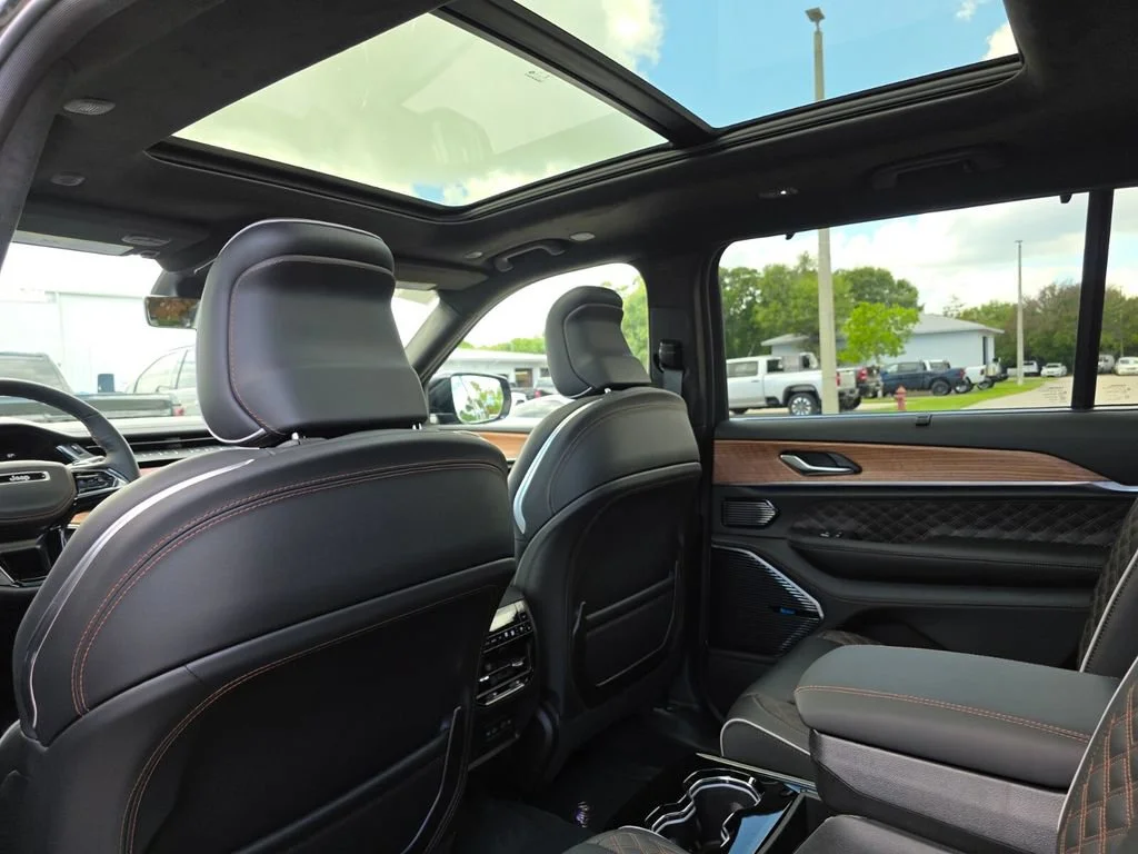 New 2026 Diamond Black Crystal Pearl-Coat Exterior Paint Jeep Summit image 11