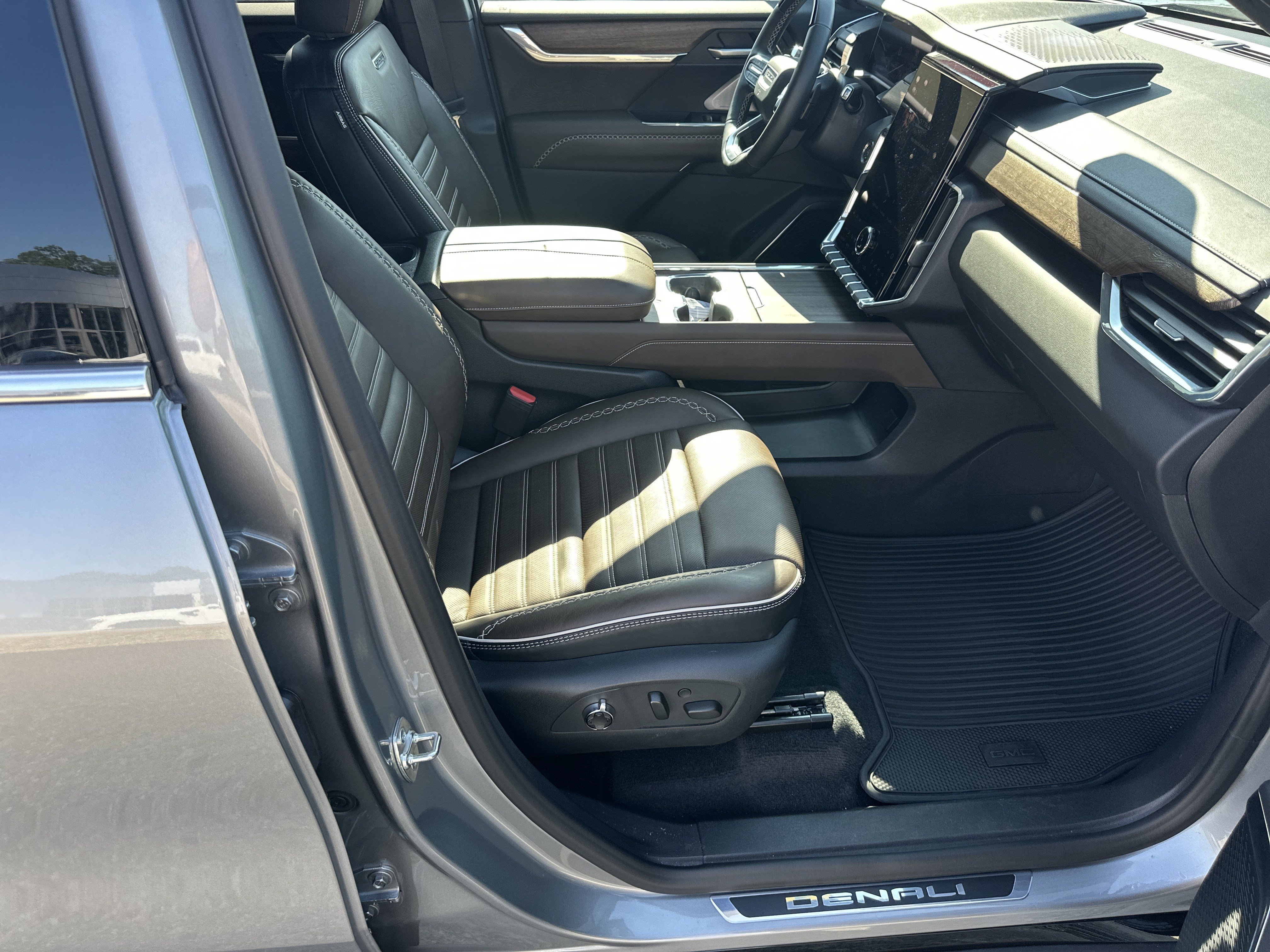 2026 GMC Acadia Denali Ultimate - Photo 14