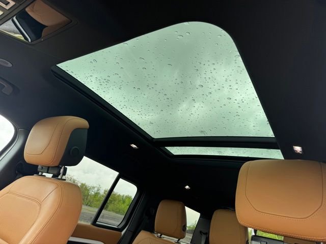 Used 2023 Fuji White Land Rover SE image 14