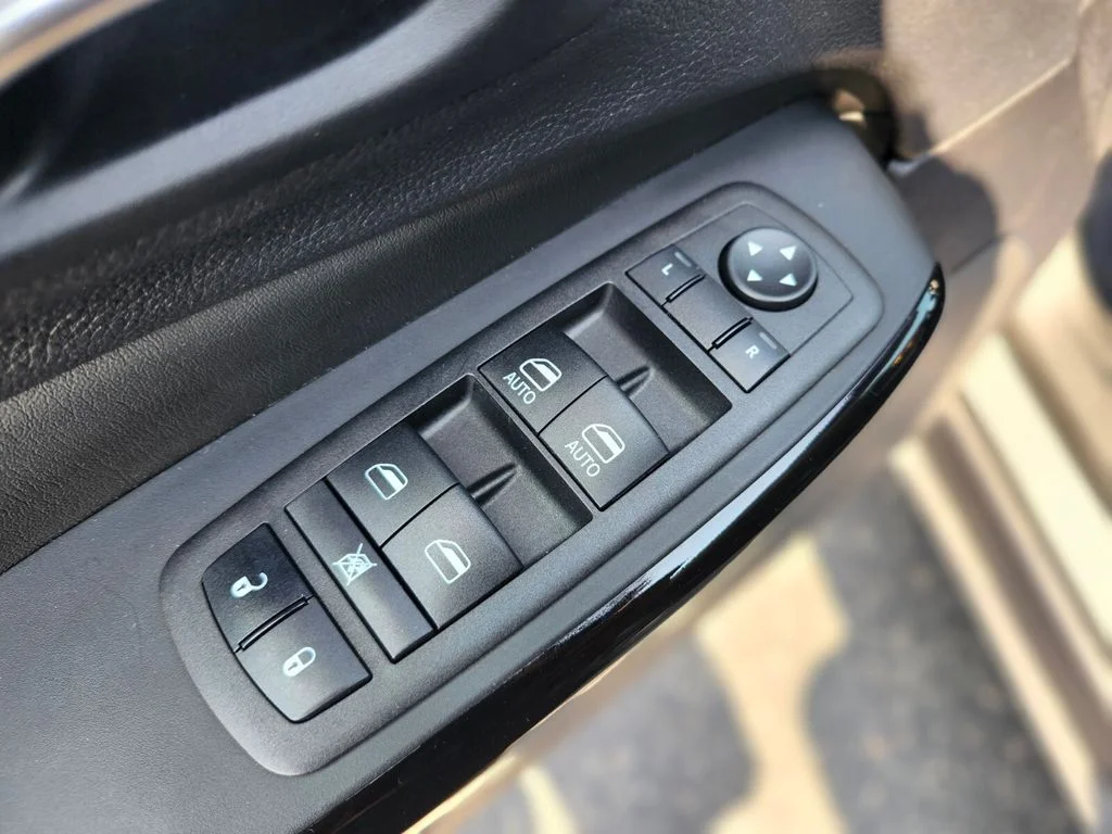 Used 2023 Gray Jeep Altitude image 17