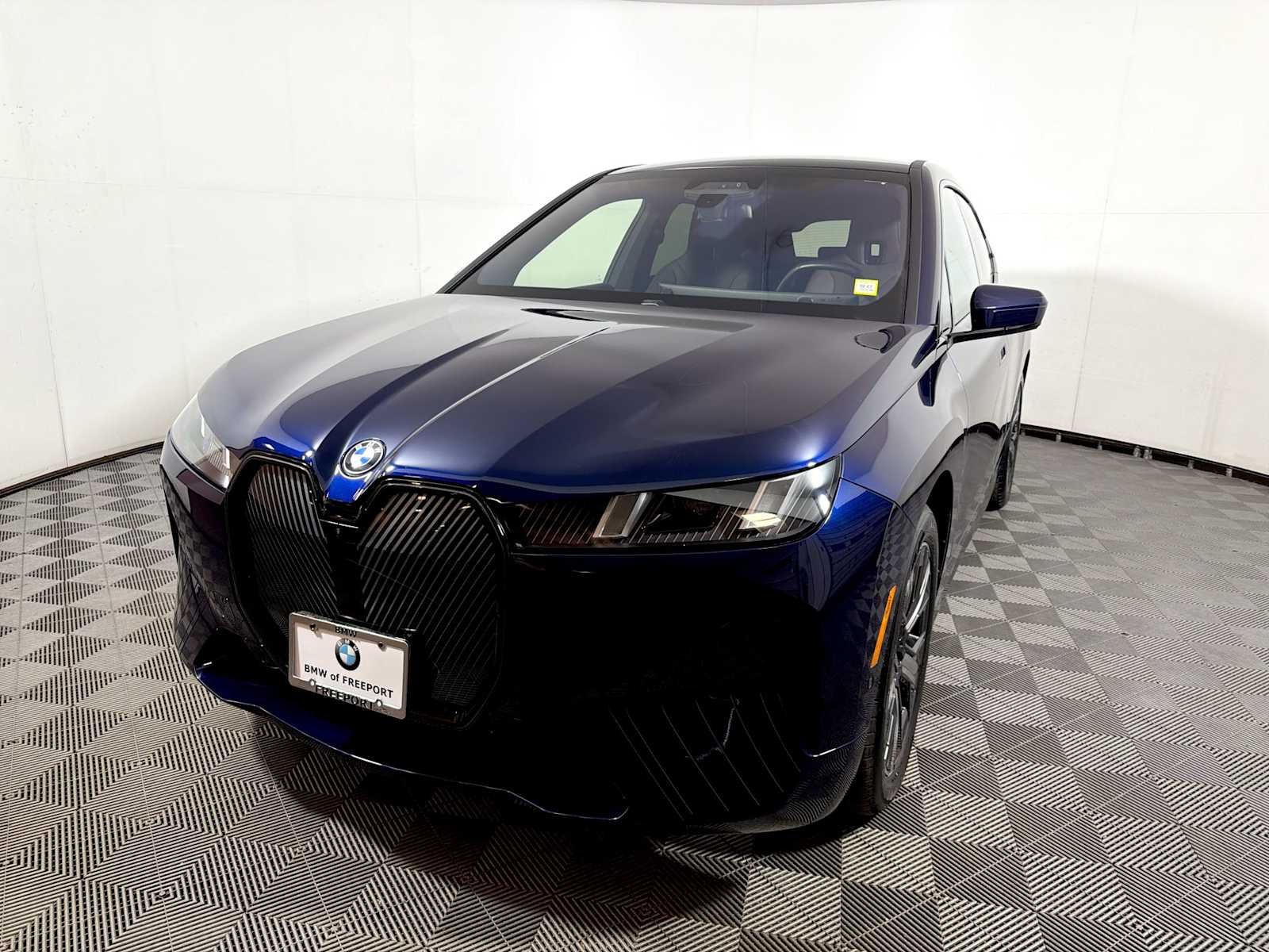 Used 2026 Tanzanite Blue II Metallic BMW xDrive60 image 3
