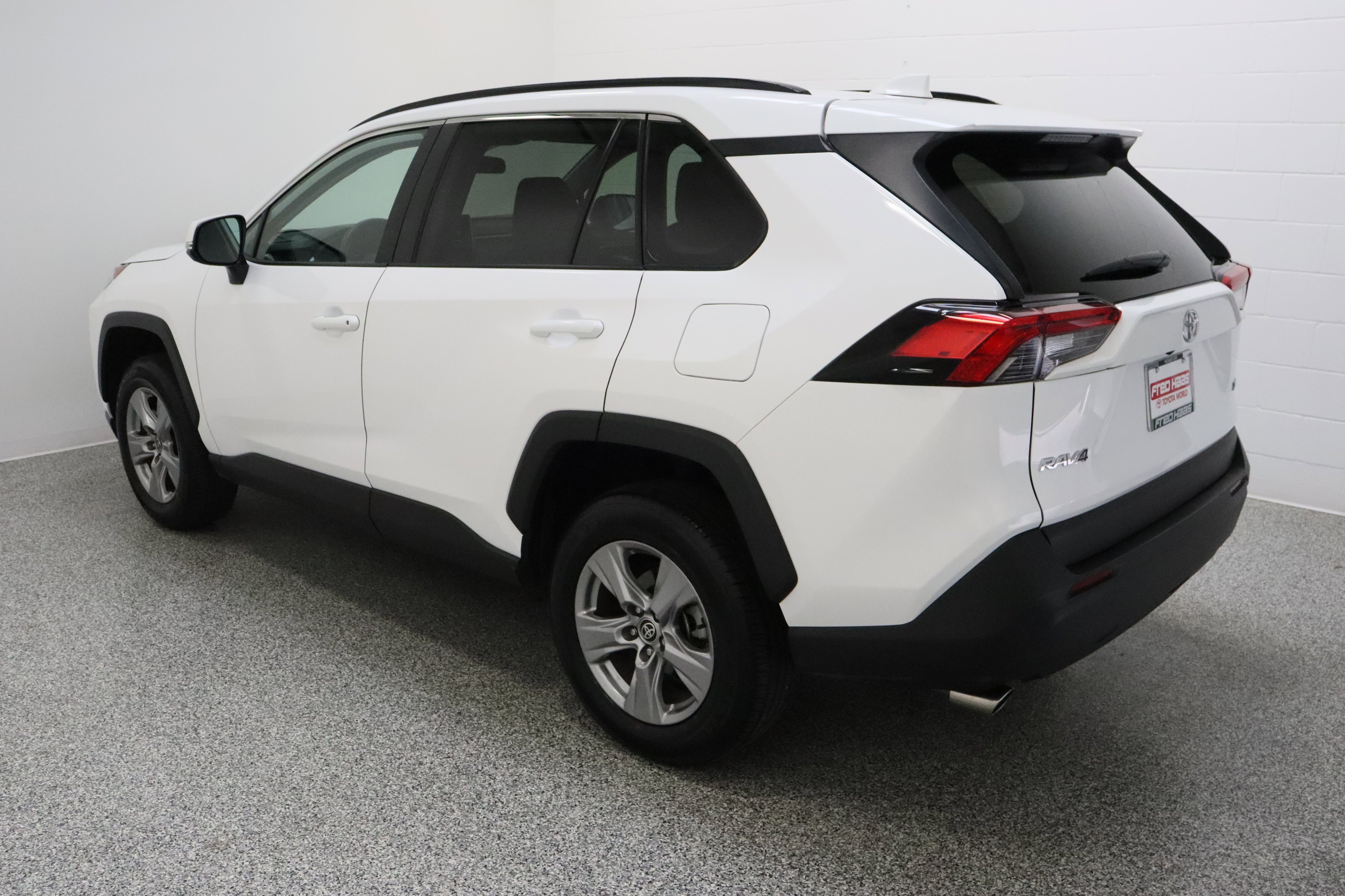 Used 2025 Ice Cap Toyota XLE 2.5L image 9