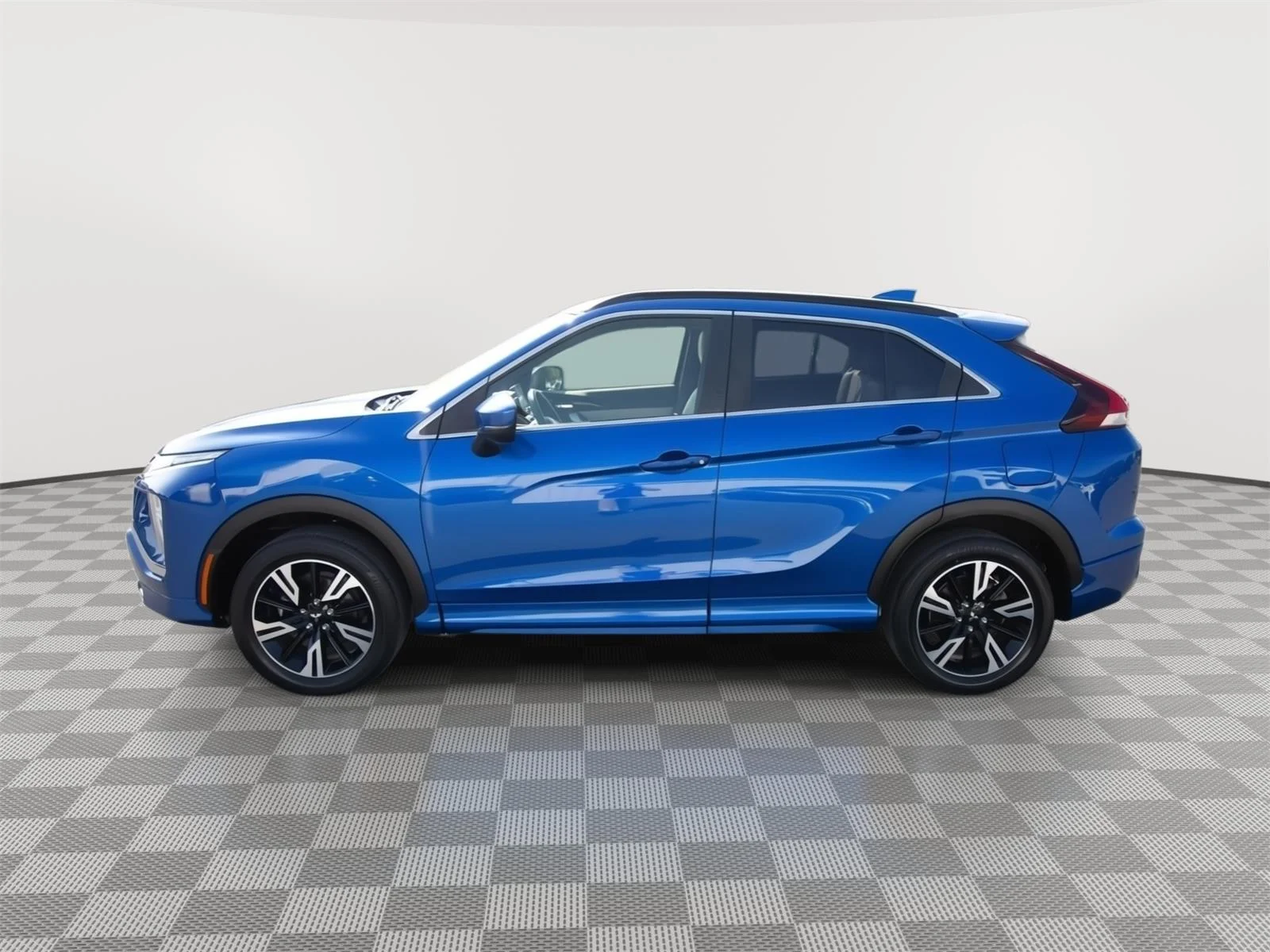 Used 2024 Lightning Blue Metallic Mitsubishi SEL image 8
