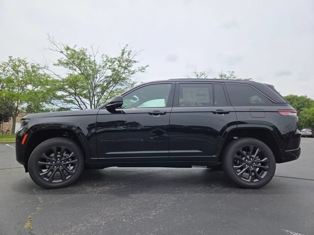 New 2026 Diamond Black Crystal Pearl-Coat Exterior Paint Jeep Limited Reserve image 25