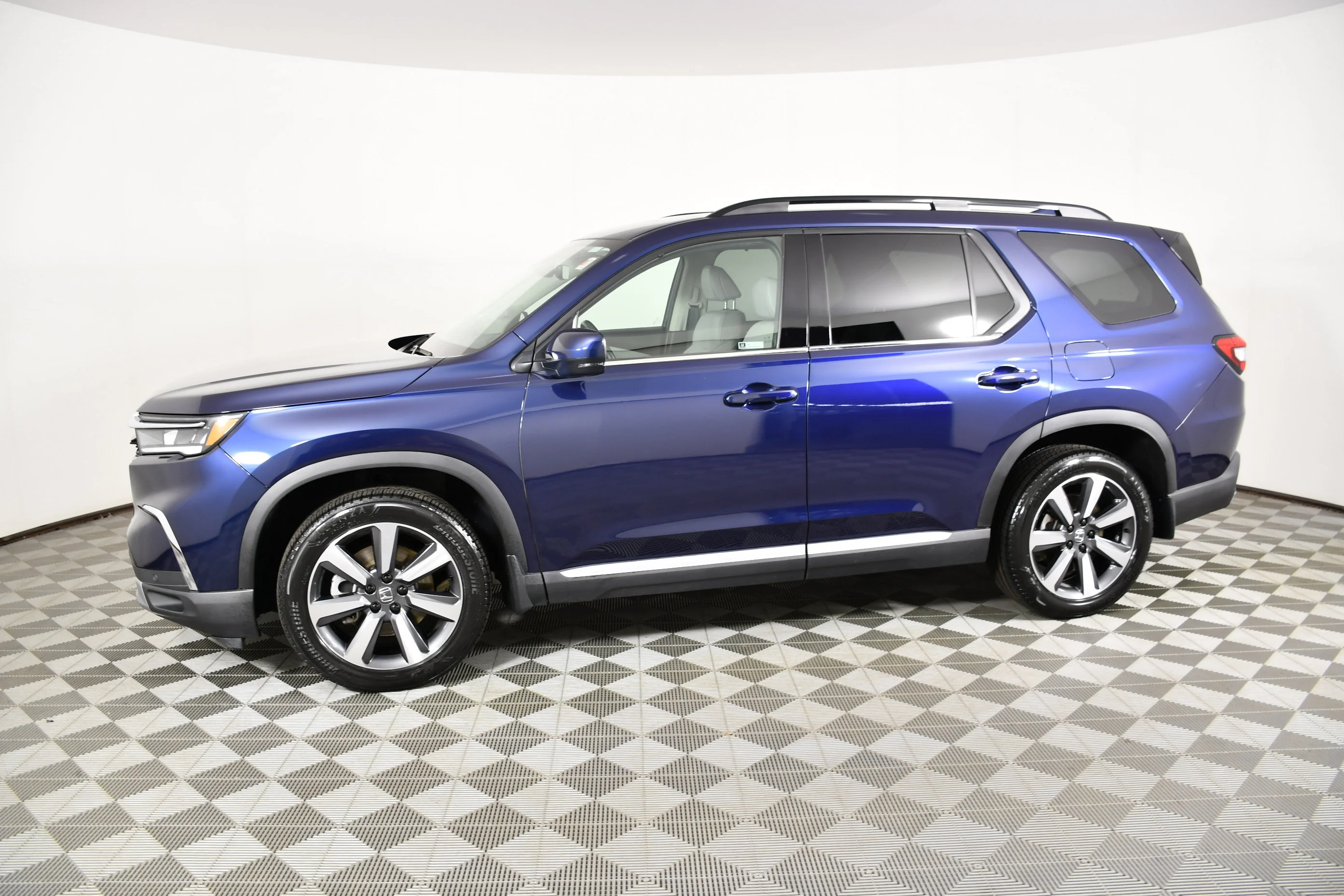Used 2025 Obsidian Blue Pearl Honda Touring image 9