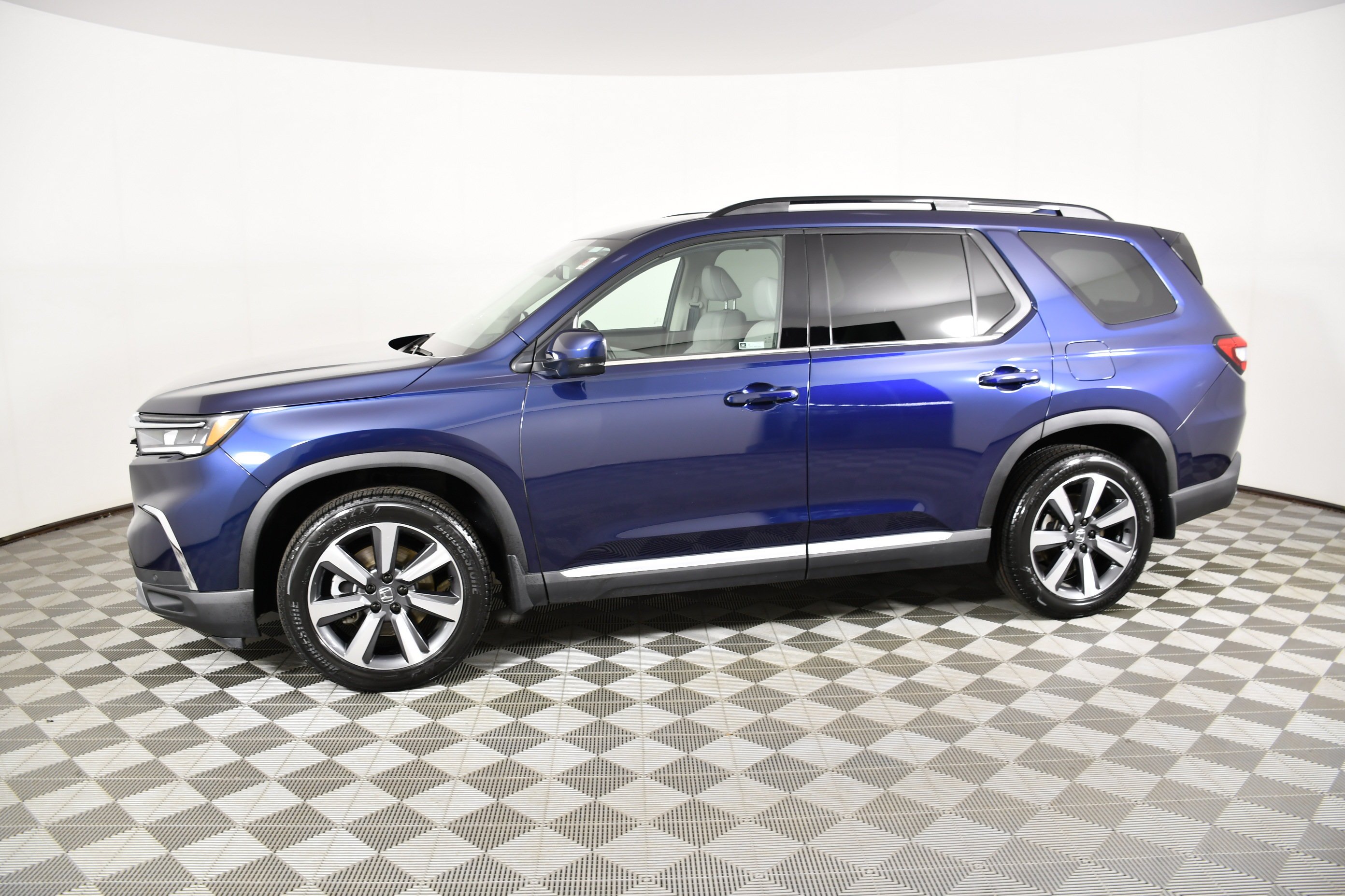 Used 2025 Obsidian Blue Pearl Honda Touring image 9