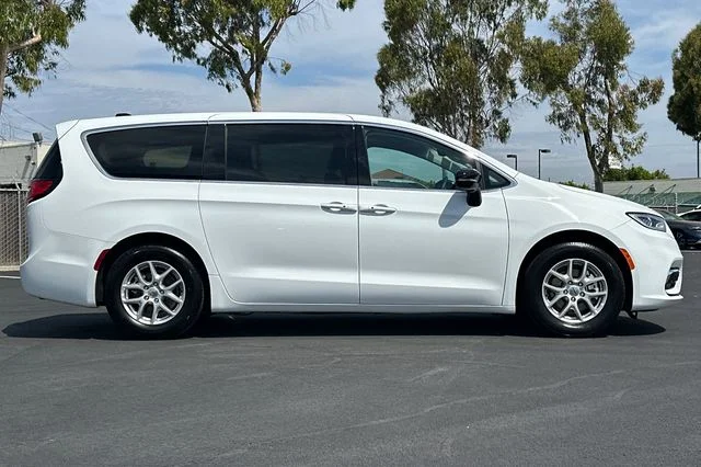 Used 2024 Bright White Clearcoat Chrysler Touring L image 3