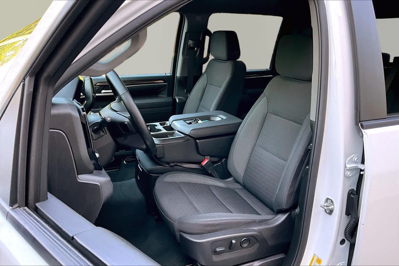 Used 2025 Summit White Chevrolet LT image 15