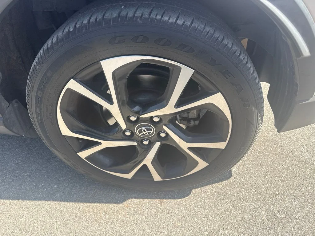 Used 2019 Silver Toyota XLE image 7