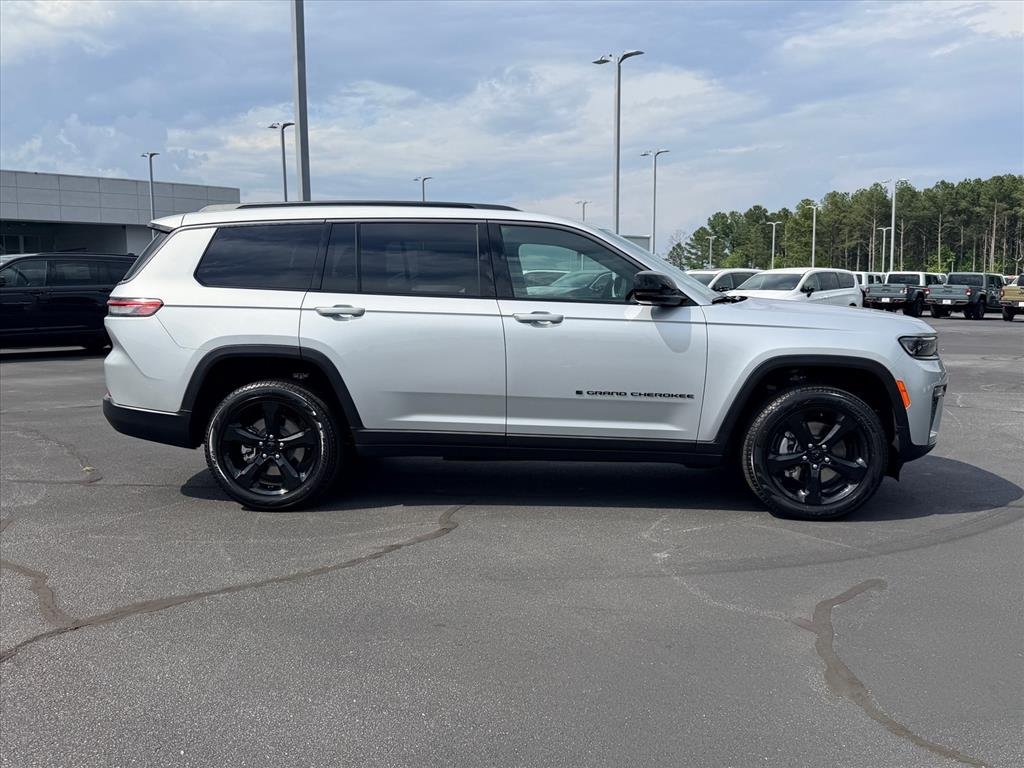 New 2026 Silver Zynith Exterior Paint Jeep Limited 4x4 image 2