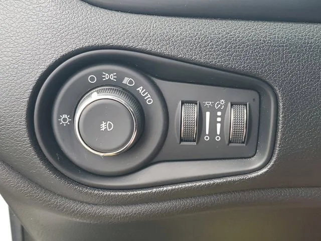 Used 2017 Alpine White Jeep Latitude image 20