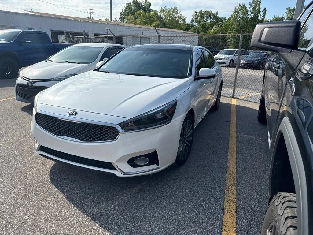2017 Kia Cadenza Premium's photo