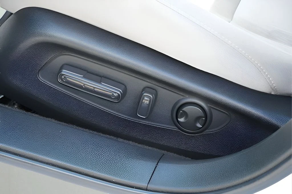Used 2025 White Honda SE image 17