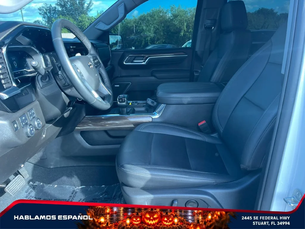 Used 2025 Summit White Chevrolet RST image 9
