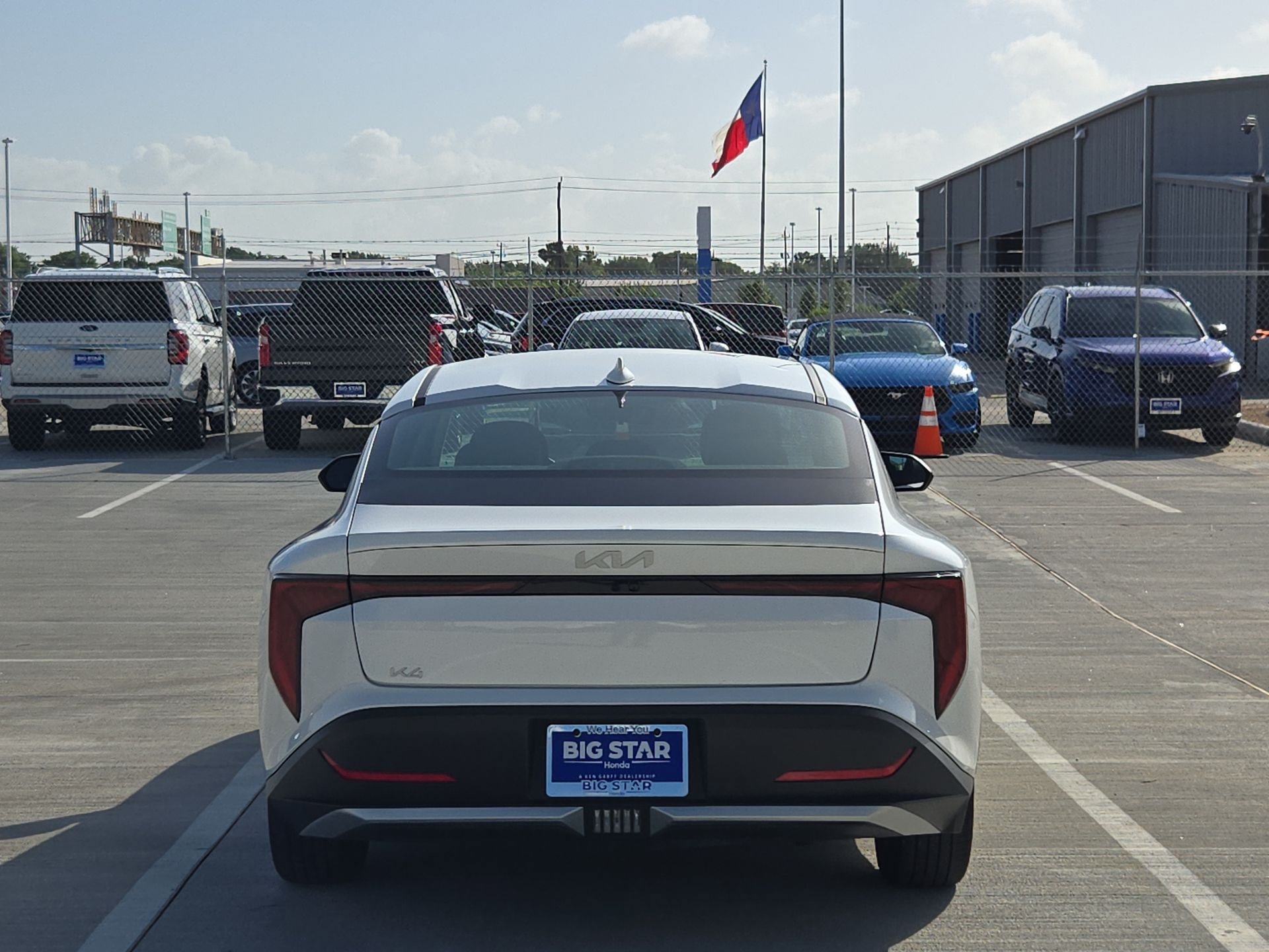 Used 2025 Snow White Pearl Kia LXS image 4