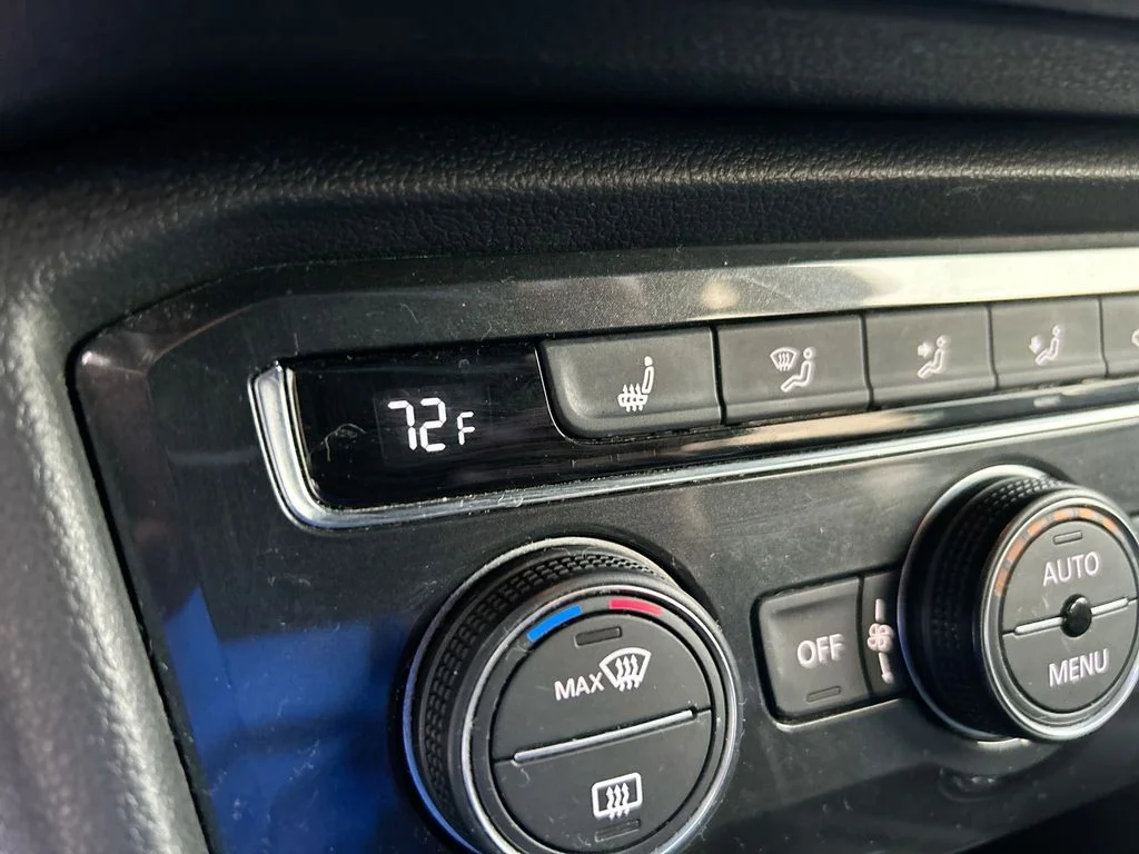 Used 2018 White Volkswagen 2.0T SE image 31