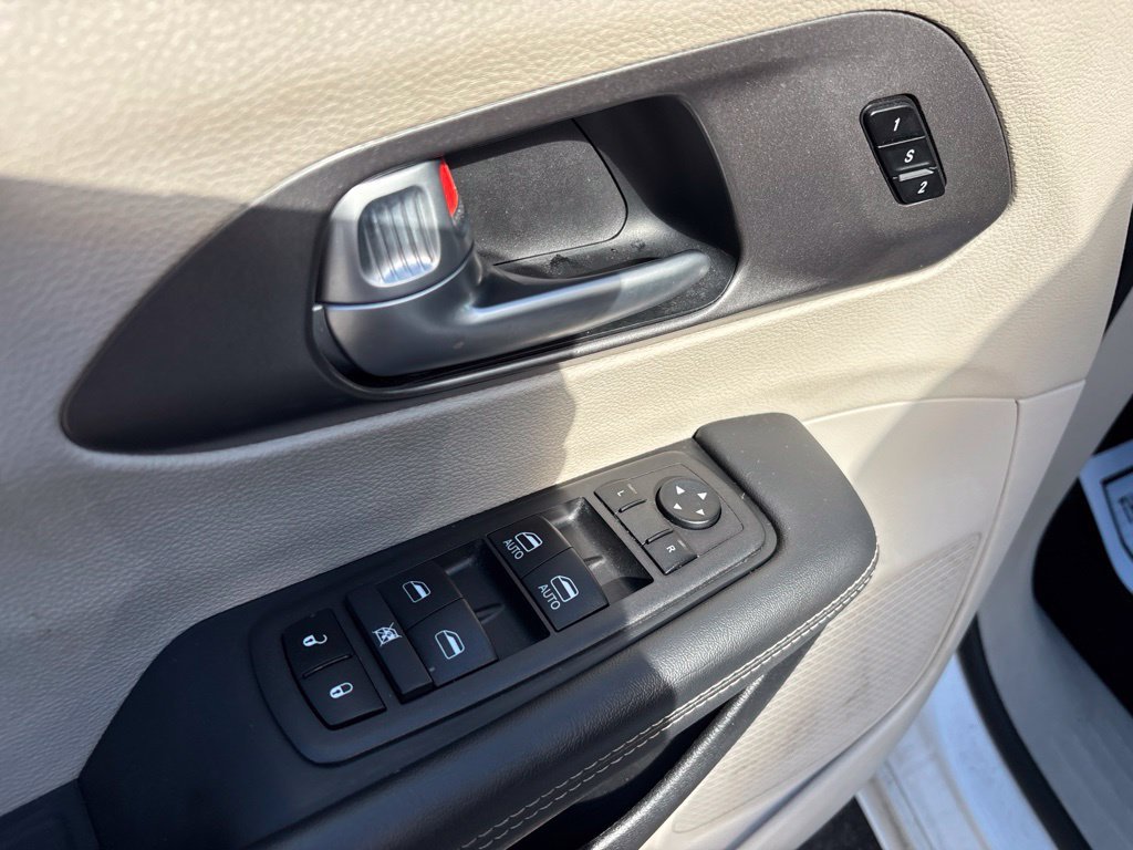 Used 2024 White Chrysler Touring L image 19