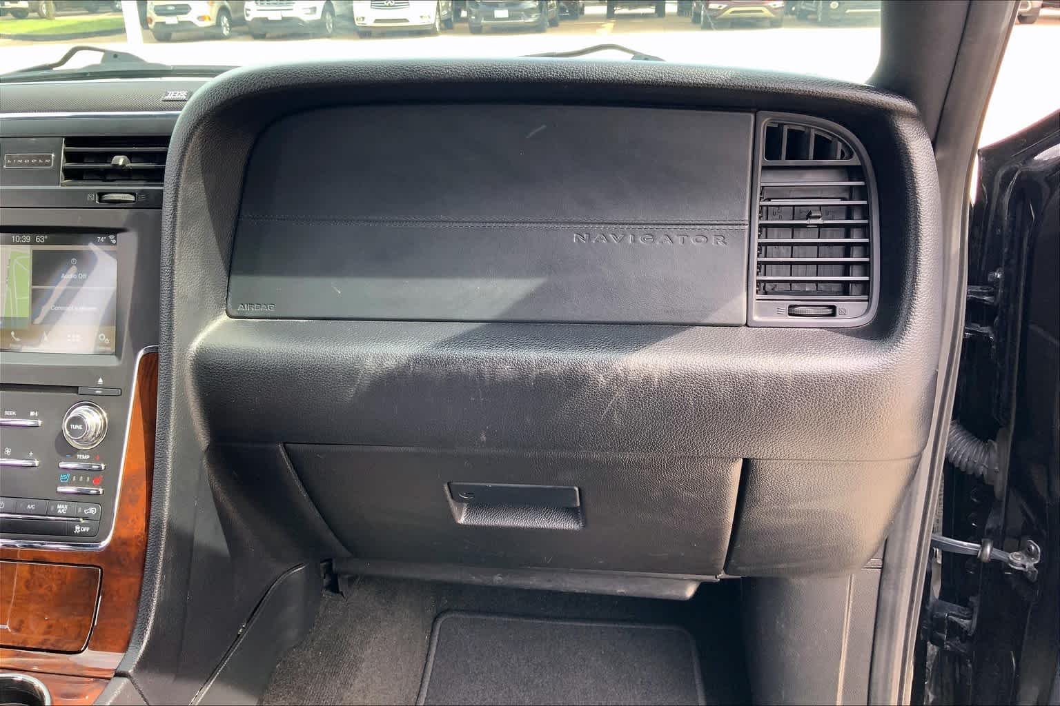 Used 2016 Black Velvet Lincoln Select image 18