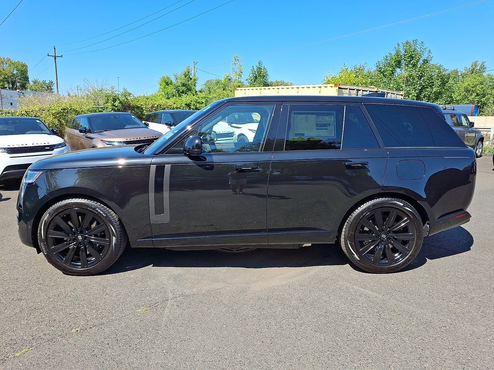 New 2027 Santorini Black Land Rover SE image 9