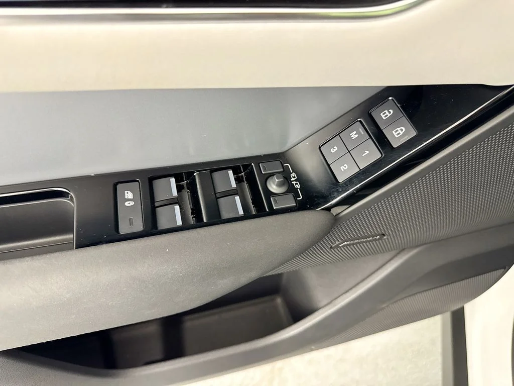 Used 2025 White Land Rover S image 18