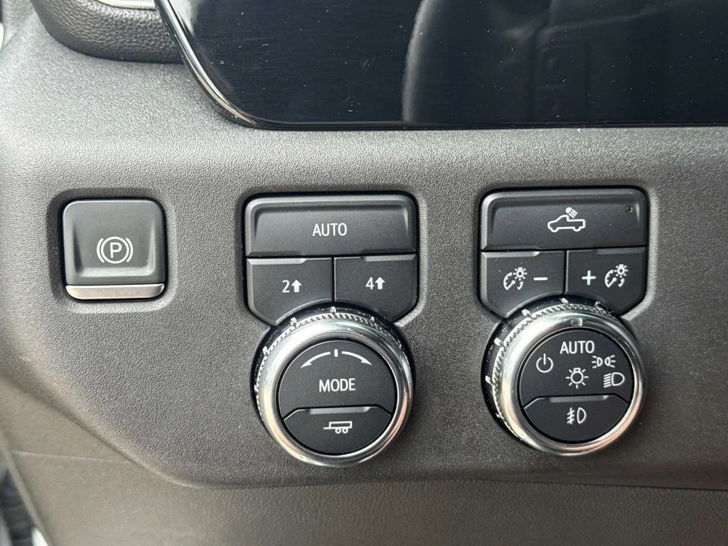 Used 2024 White GMC Elevation image 20