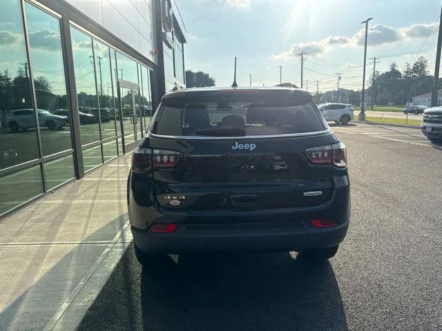 Used 2022 Black Jeep Latitude image 4