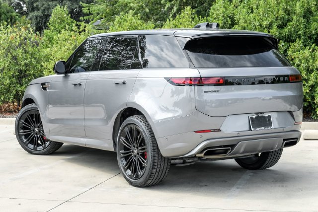 Used 2024  Land Rover Dynamic SE image 11