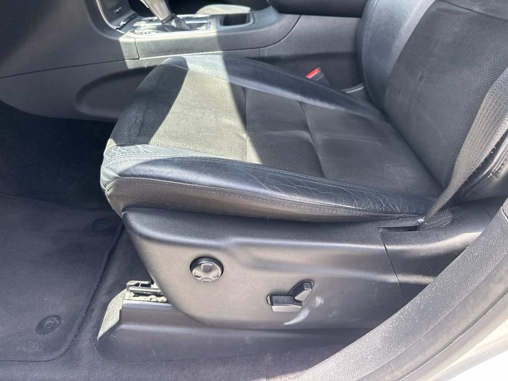 Used 2019 White Jeep Altitude image 16