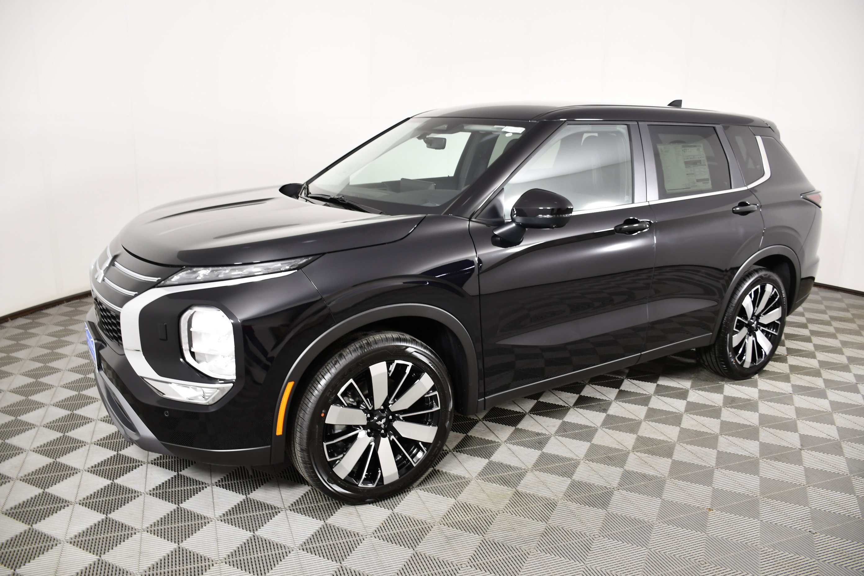 New 2026 Labrador Black Pearl Mitsubishi SE image 9