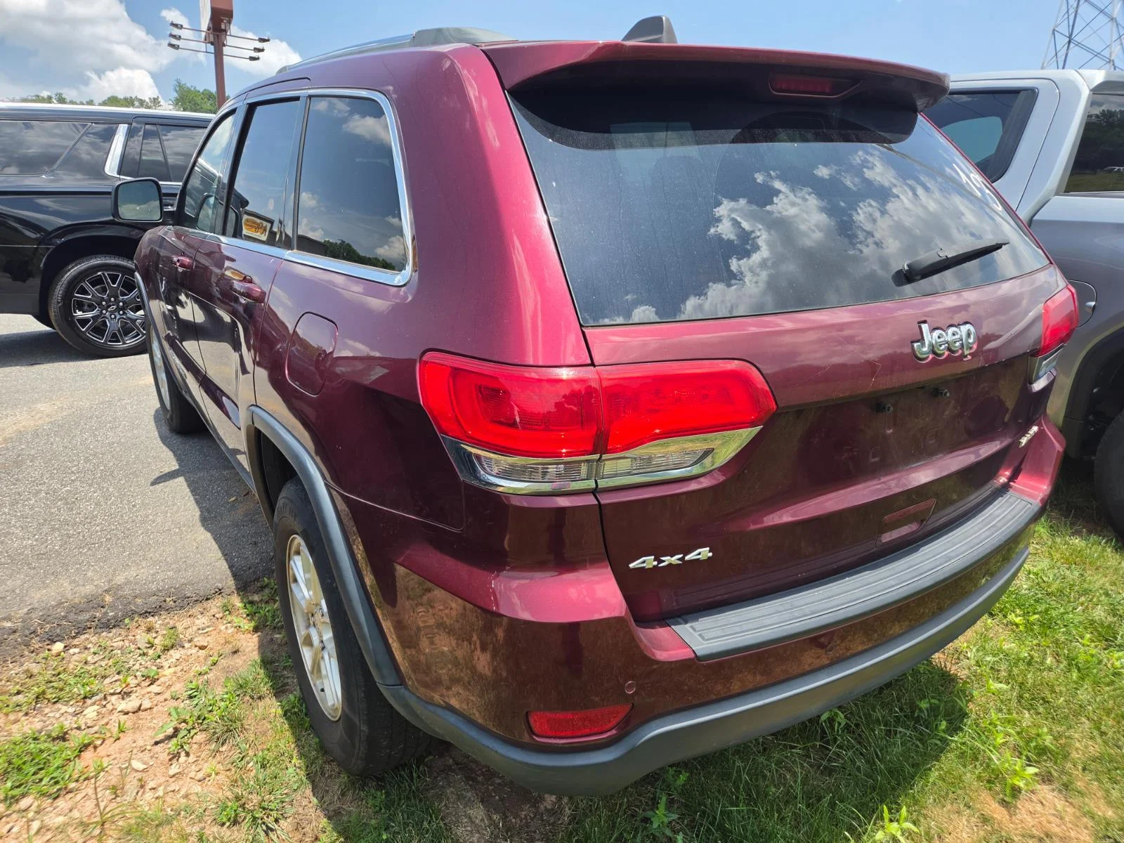 Used 2018 Red Jeep Laredo E image 7