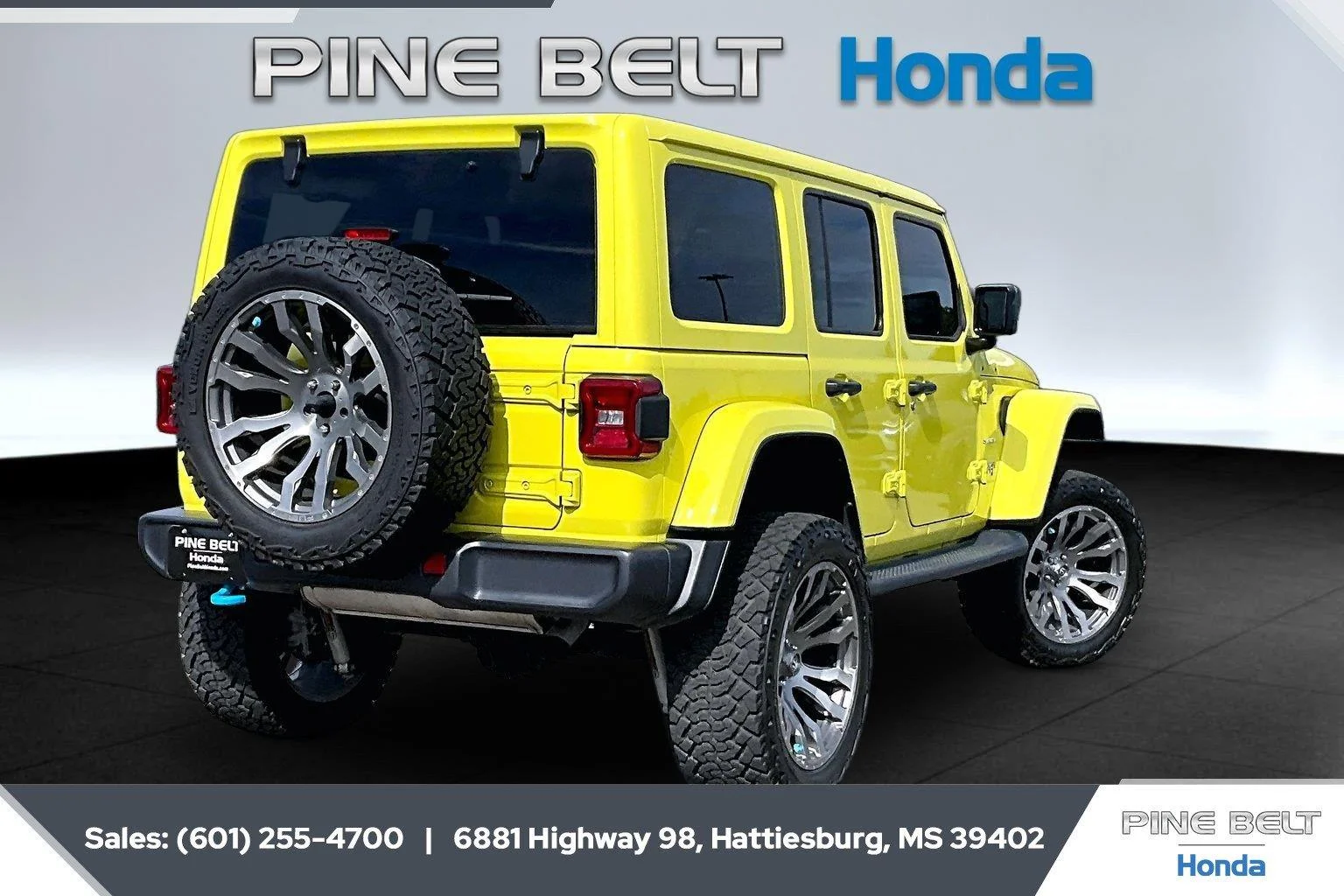 Used 2024 High Velocity Clearcoat Jeep Sahara image 11