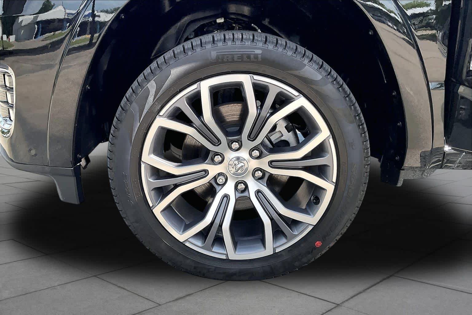 New 2026 Diamond Black Crystal Pearl-Coat Exterior Paint RAM Tungsten image 11