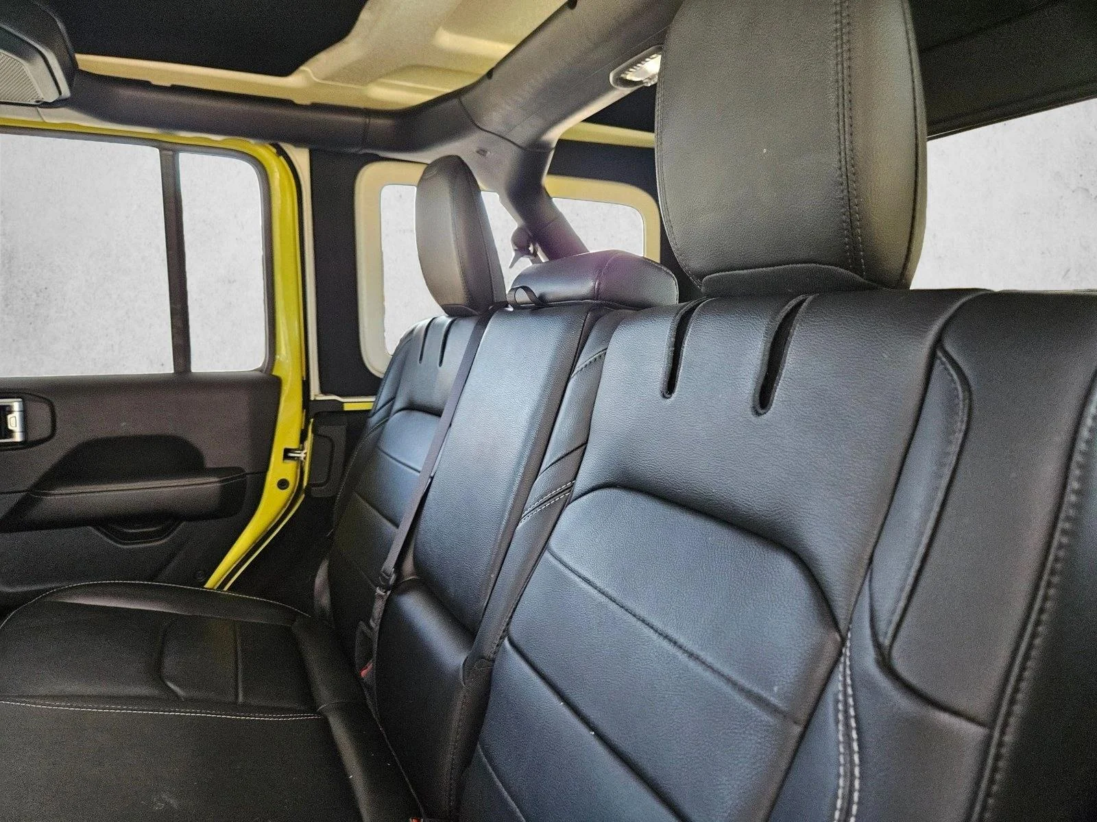 Used 2023 High Velocity Clearcoat Jeep Sahara image 16