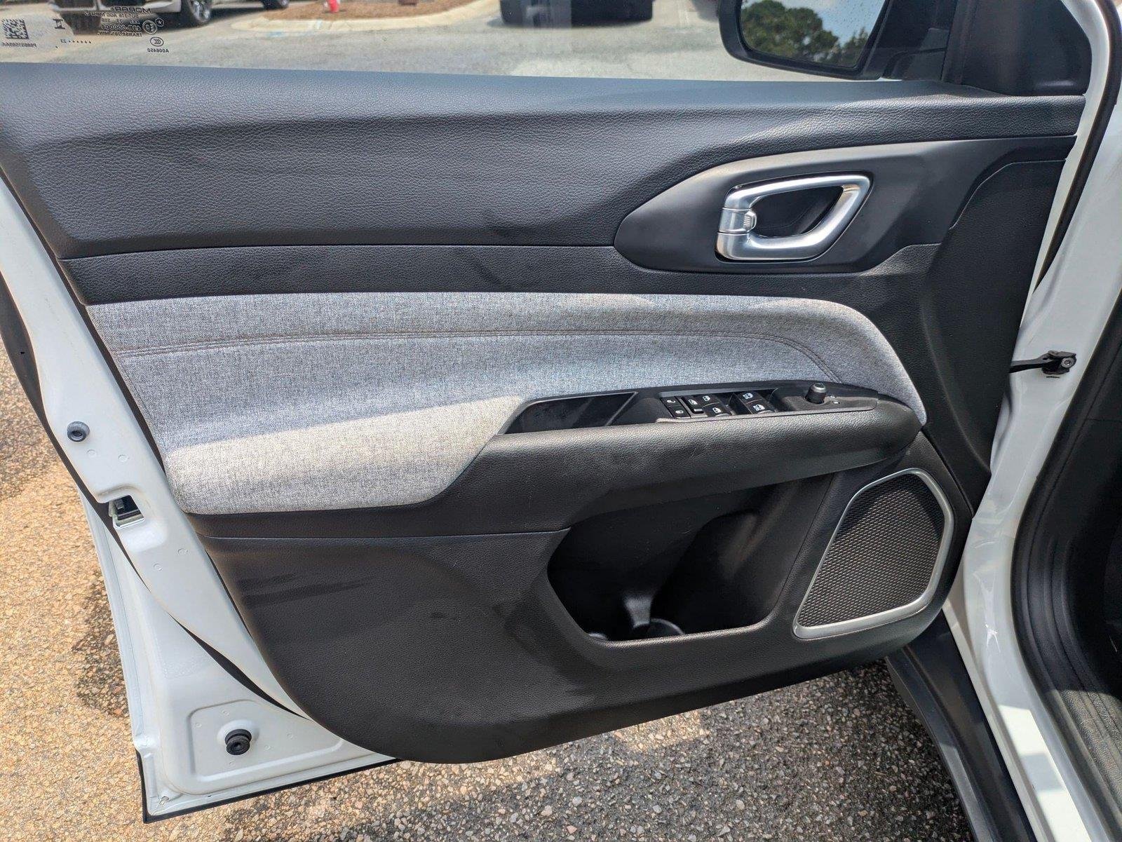 Used 2023 Bright White Clearcoat Jeep Latitude Lux image 11