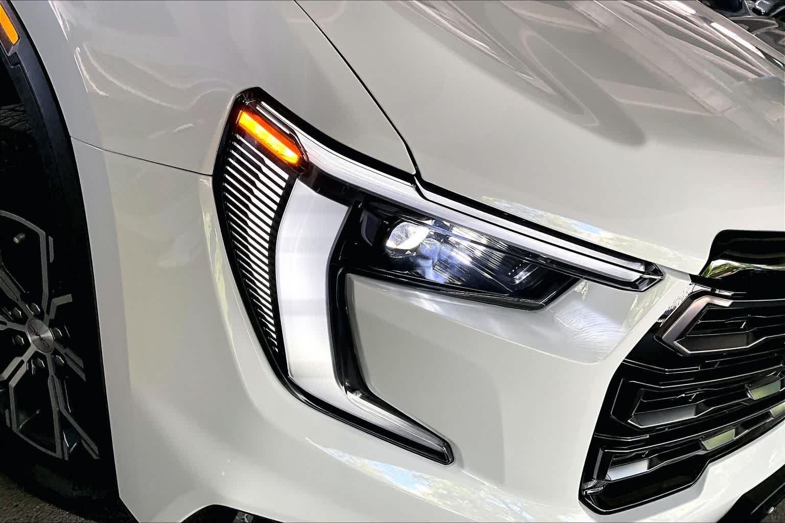 Used 2025 Summit White GMC AWD AT4 image 27