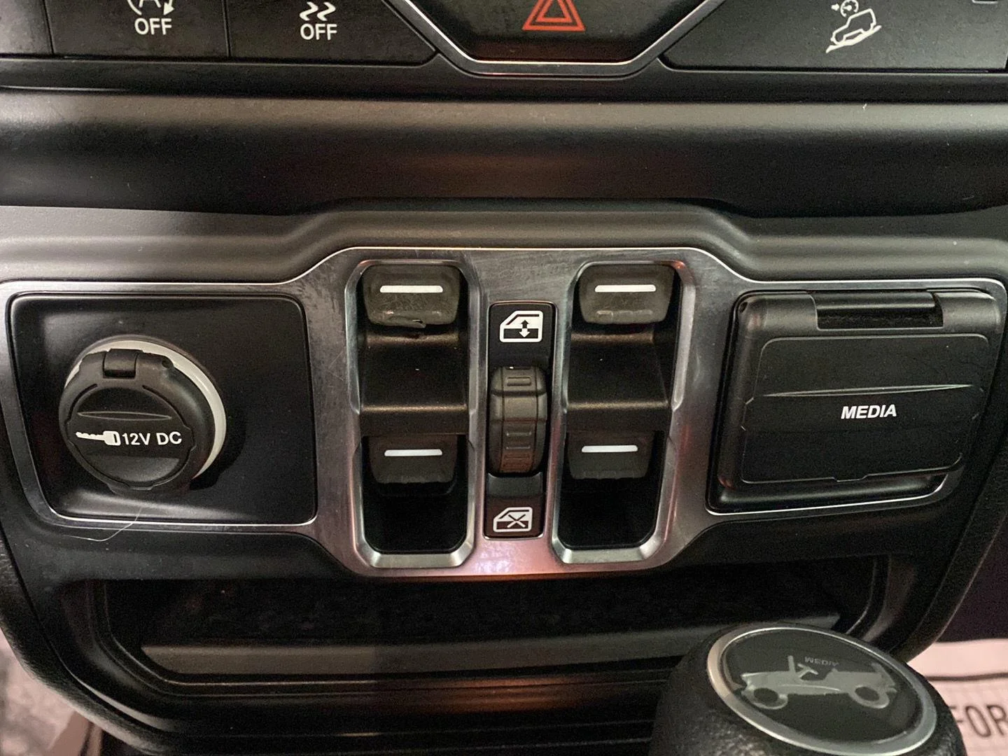 Used 2019 Bikini Pearlcoat Jeep Sport S image 12
