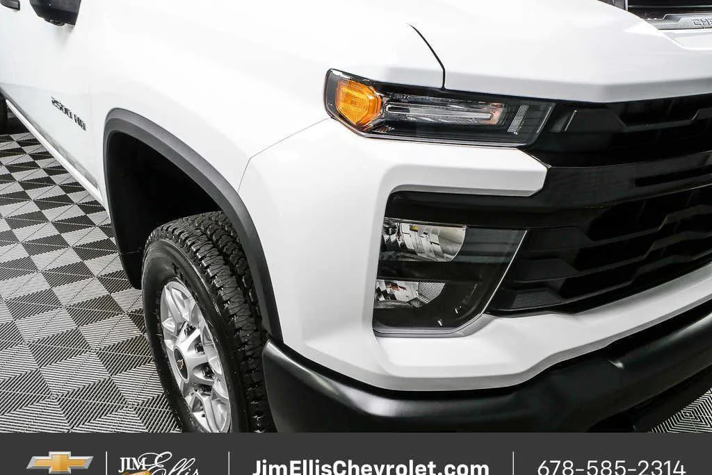 New 2026 Summit White Chevrolet WT image 29