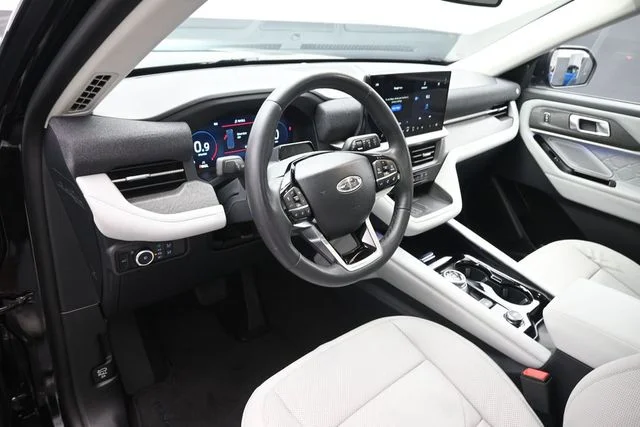 Used 2025 Black Metallic Ford Platinum image 9