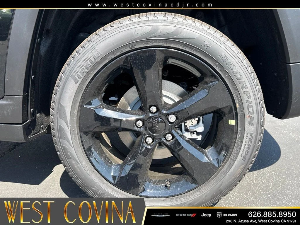 New 2026 Diamond Black Crystal Pearl-Coat Exterior Paint Jeep Limited image 27