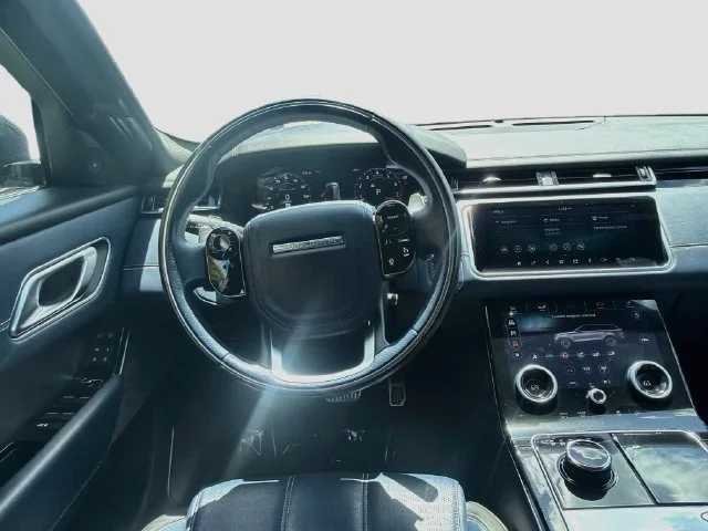 Used 2019  Land Rover R-Dynamic HSE image 21