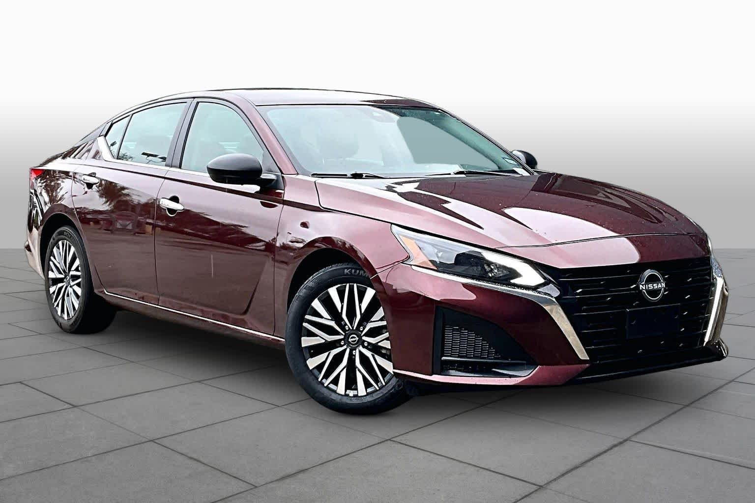 Used 2025 Garnet Pearl Metallic Nissan SV image 3