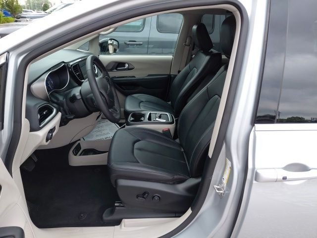 Used 2024 Silver Chrysler Touring L image 3