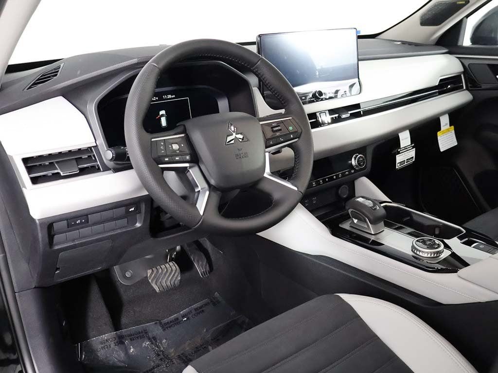 2025 Mitsubishi Outlander SE - Photo 30