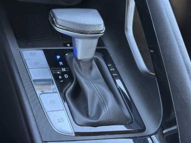 Used 2025 White Hyundai SEL Convenience image 25